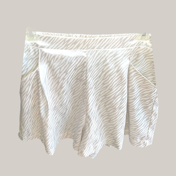 Glam Satin Shorts Pleated Hi Waist 3” Rise Ivory Animal Print New w/Tags Sz M - Picture 1 of 12
